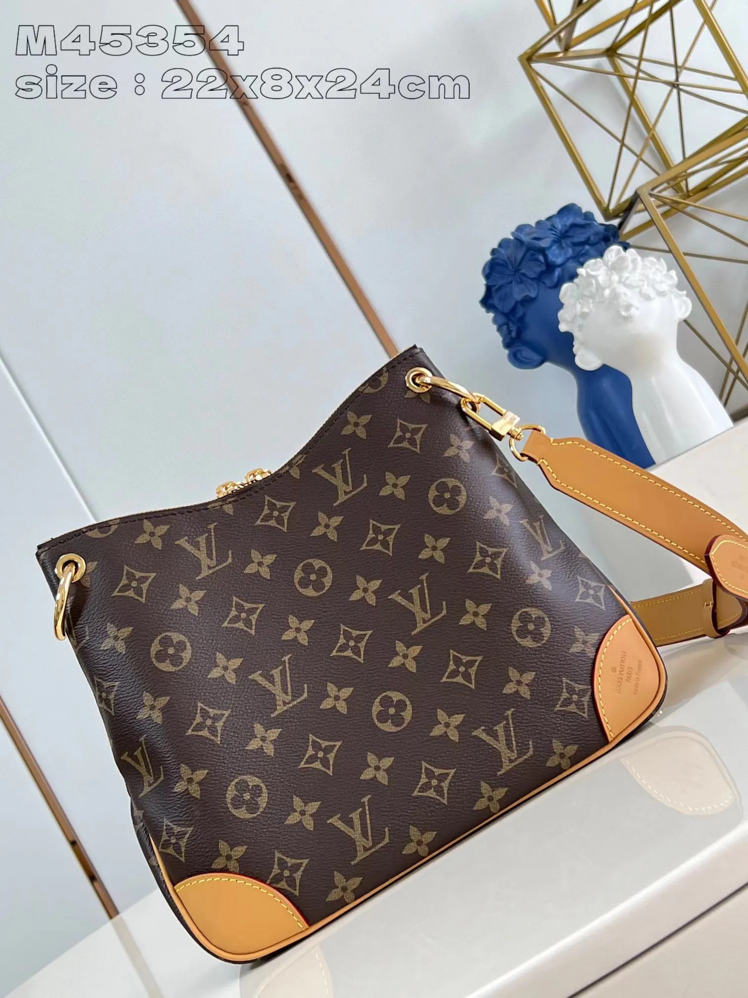 💰800 top original order [Exclusive real shot M45354 yellow] Louis Vuitton launches the new Odeon small handbag in the autumn and winter of 2020, integrating elegant style and practical function. Monogram canvas is complemented by a zipper design to create ample interior space, and the leather nameplate and reinforced leather corners continue the brand heritage. Adjustable leather strap allows for comfortable shoulder or cross-body wear. 22 x 8 x 24 cm (height x width x length)