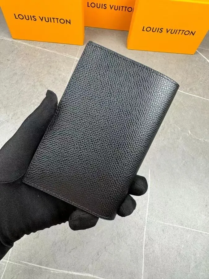 P100💰 M64502! The perfect companion for traveling in style. Lined with luxurious grained calfskin and featuring a multi-compartment interior, this is a classic travel accessory. The image of a giraffe carrying a gorgeous Louis Vuitton handbag and making a shopping spree transforms this elegant passport holder into the embodiment of cuteness. 10.0 x 14.0 x 2.5 cm (length x height x width).