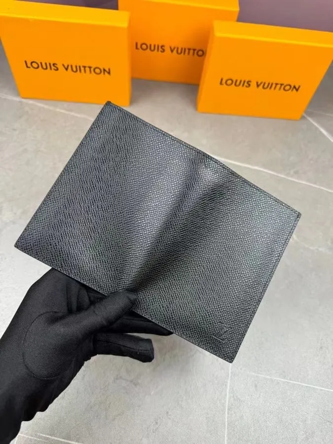 P100💰 M64502! The perfect companion for traveling in style. Lined with luxurious grained calfskin and featuring a multi-compartment interior, this is a classic travel accessory. The image of a giraffe carrying a gorgeous Louis Vuitton handbag and making a shopping spree transforms this elegant passport holder into the embodiment of cuteness. 10.0 x 14.0 x 2.5 cm (length x height x width).