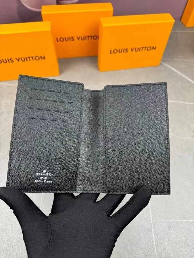 P100💰 M64502! The perfect companion for traveling in style. Lined with luxurious grained calfskin and featuring a multi-compartment interior, this is a classic travel accessory. The image of a giraffe carrying a gorgeous Louis Vuitton handbag and making a shopping spree transforms this elegant passport holder into the embodiment of cuteness. 10.0 x 14.0 x 2.5 cm (length x height x width).