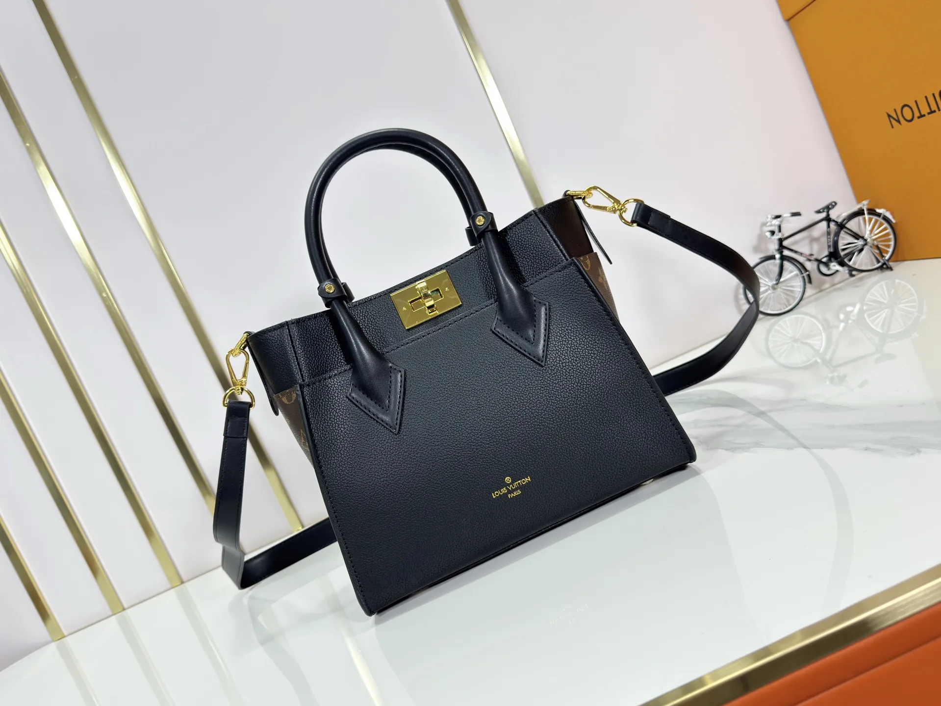 P320 upgrades the original M57728 M57729 M53824 M53826 On My Side handbag, showing the elegant fusion of calfskin and classic Monogram canvas. Contrasting canvas shapes the large outer pocket, creating a trompe l'oeil effect as if two handbags merge into one. Plenty of space can easily accommodate office needs, and the adjustable shoulder strap allows for a cross-body style. Dimensions: 25,0
