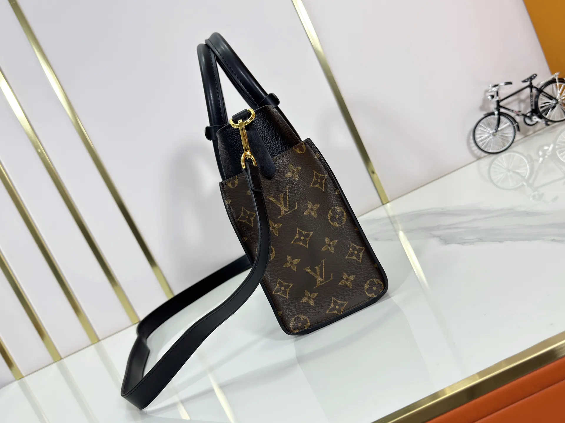 P320 upgrades the original M57728 M57729 M53824 M53826 On My Side handbag, showing the elegant fusion of calfskin and classic Monogram canvas. Contrasting canvas shapes the large outer pocket, creating a trompe l'oeil effect as if two handbags merge into one. Plenty of space can easily accommodate office needs, and the adjustable shoulder strap allows for a cross-body style. Dimensions: 25,0