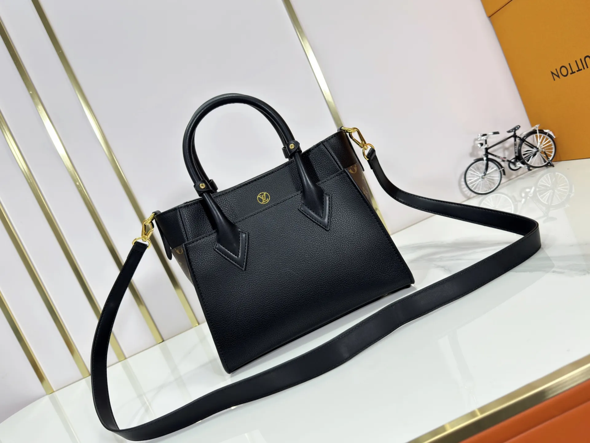 P320 upgrades the original M57728 M57729 M53824 M53826 On My Side handbag, showing the elegant fusion of calfskin and classic Monogram canvas. Contrasting canvas shapes the large outer pocket, creating a trompe l'oeil effect as if two handbags merge into one. Plenty of space can easily accommodate office needs, and the adjustable shoulder strap allows for a cross-body style. Dimensions: 25,0