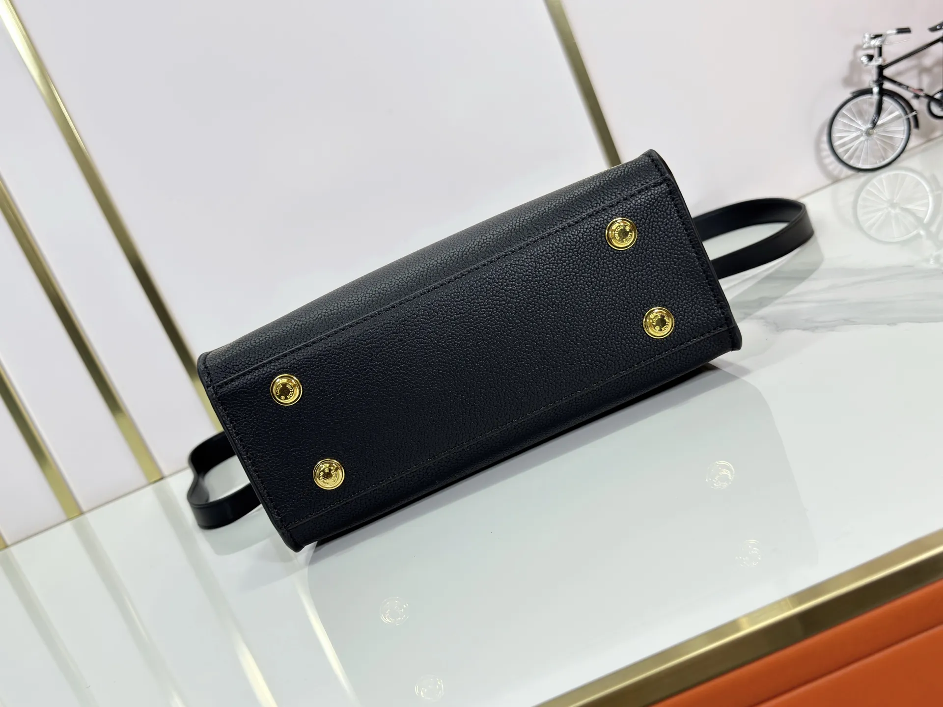 P320 upgrades the original M57728 M57729 M53824 M53826 On My Side handbag, showing the elegant fusion of calfskin and classic Monogram canvas. Contrasting canvas shapes the large outer pocket, creating a trompe l'oeil effect as if two handbags merge into one. Plenty of space can easily accommodate office needs, and the adjustable shoulder strap allows for a cross-body style. Dimensions: 25,0