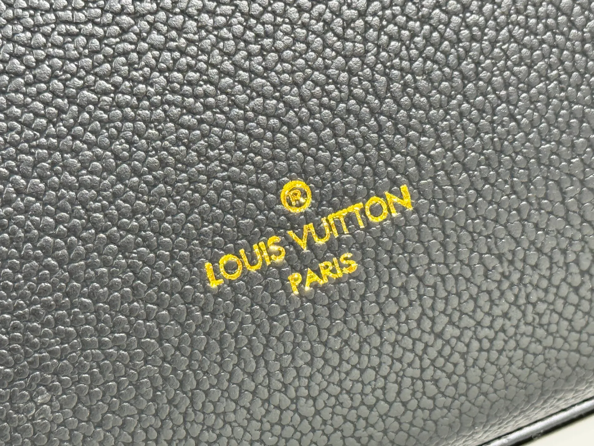 P320 upgrades the original M57728 M57729 M53824 M53826 On My Side handbag, showing the elegant fusion of calfskin and classic Monogram canvas. Contrasting canvas shapes the large outer pocket, creating a trompe l'oeil effect as if two handbags merge into one. Plenty of space can easily accommodate office needs, and the adjustable shoulder strap allows for a cross-body style. Dimensions: 25,0