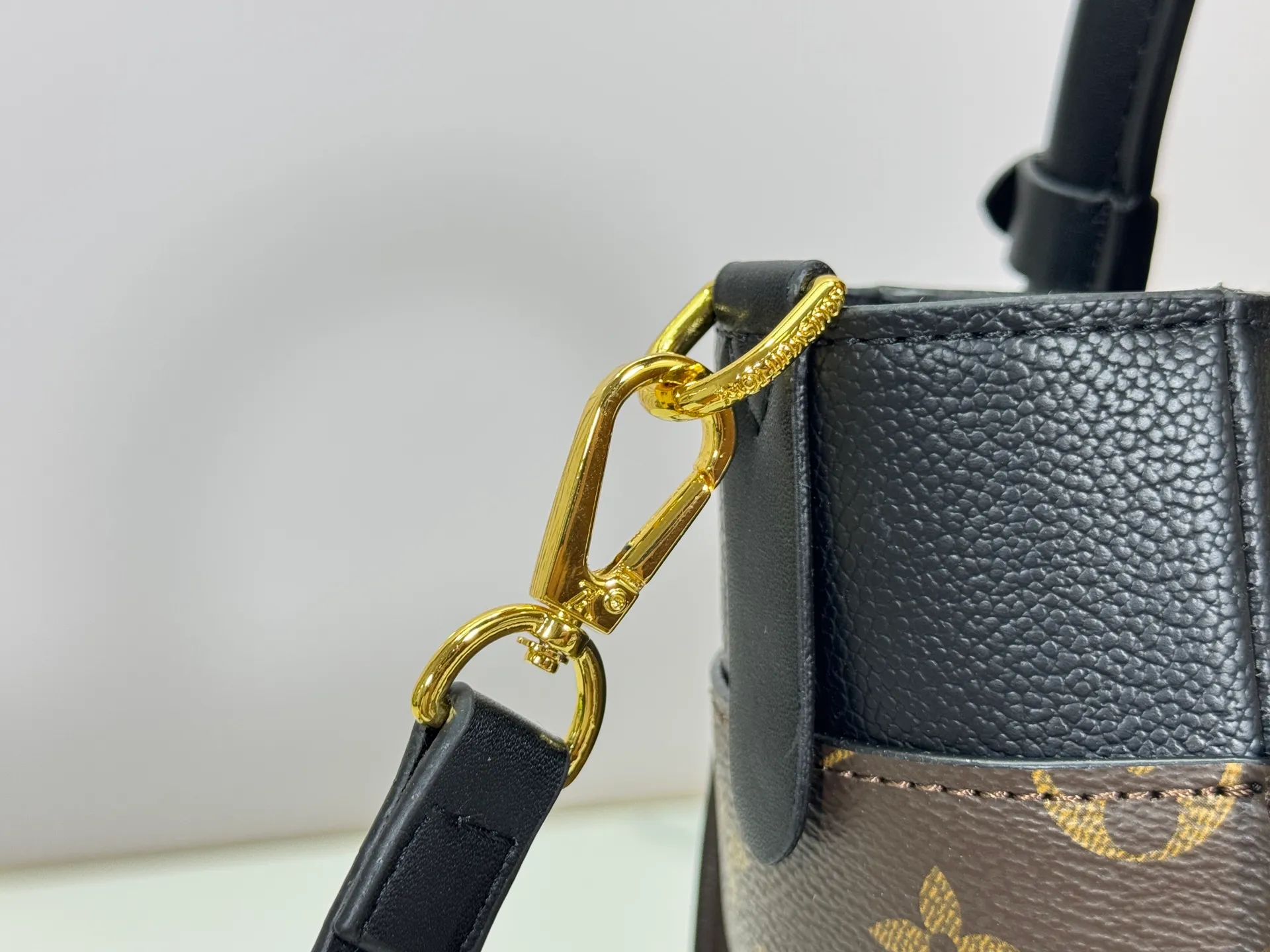 P320 upgrades the original M57728 M57729 M53824 M53826 On My Side handbag, showing the elegant fusion of calfskin and classic Monogram canvas. Contrasting canvas shapes the large outer pocket, creating a trompe l'oeil effect as if two handbags merge into one. Plenty of space can easily accommodate office needs, and the adjustable shoulder strap allows for a cross-body style. Dimensions: 25,0