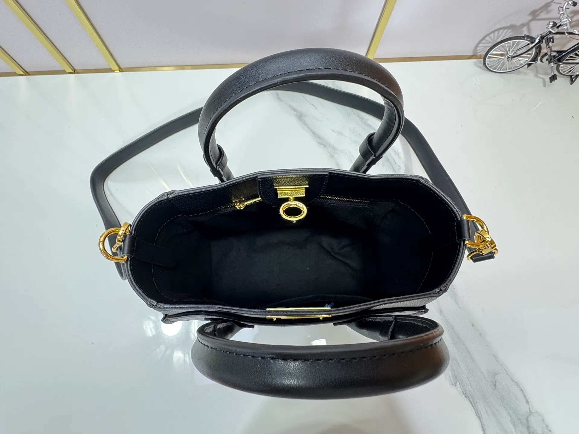 P320 upgrades the original M57728 M57729 M53824 M53826 On My Side handbag, showing the elegant fusion of calfskin and classic Monogram canvas. Contrasting canvas shapes the large outer pocket, creating a trompe l'oeil effect as if two handbags merge into one. Plenty of space can easily accommodate office needs, and the adjustable shoulder strap allows for a cross-body style. Dimensions: 25,0