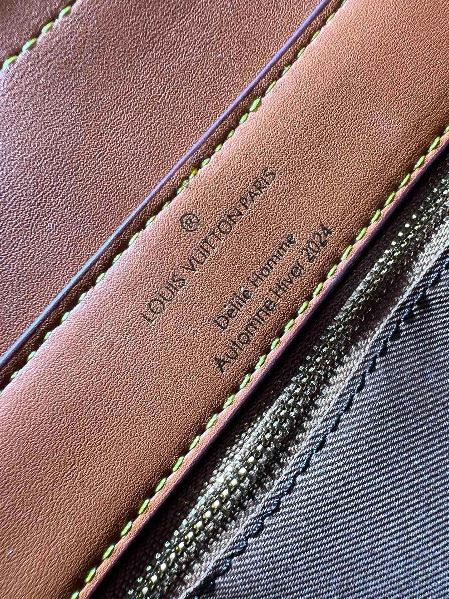 Batch 340💰Upgraded version M11607 Full leather black M11533 presbyopic gradient color This Steamer Crossbody handbag renews the classic design of the Steamer series. It is made of LVColorado fine-grained cow leather to create a rounded messenger bag configuration, achieving a comfortable carrying experience. The flip cover is embellished with the L.Vuitton logo, and the LV combination lock and bead chain decoration complete the whole. Dimensions: 30 × 20 × 10 cm