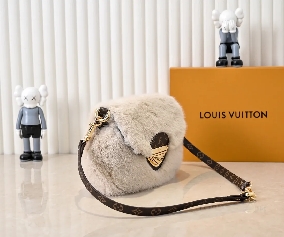 💰320💰Upgraded from the original M12097 M12192 M46829 This Sunset handbag is made of soft shearling and expresses the theme of the LV Ski Cozygram series with its unique design. Yingze metal hardware and Monogram details anchor the classic style, instantly upgrading your winter look. The ample structure makes it easy to store all your day and night needs, making it a perfect choice for leisure time after snow. Dimensions: 27.0 x 18.0 x 3.0 cm (length x height x width)