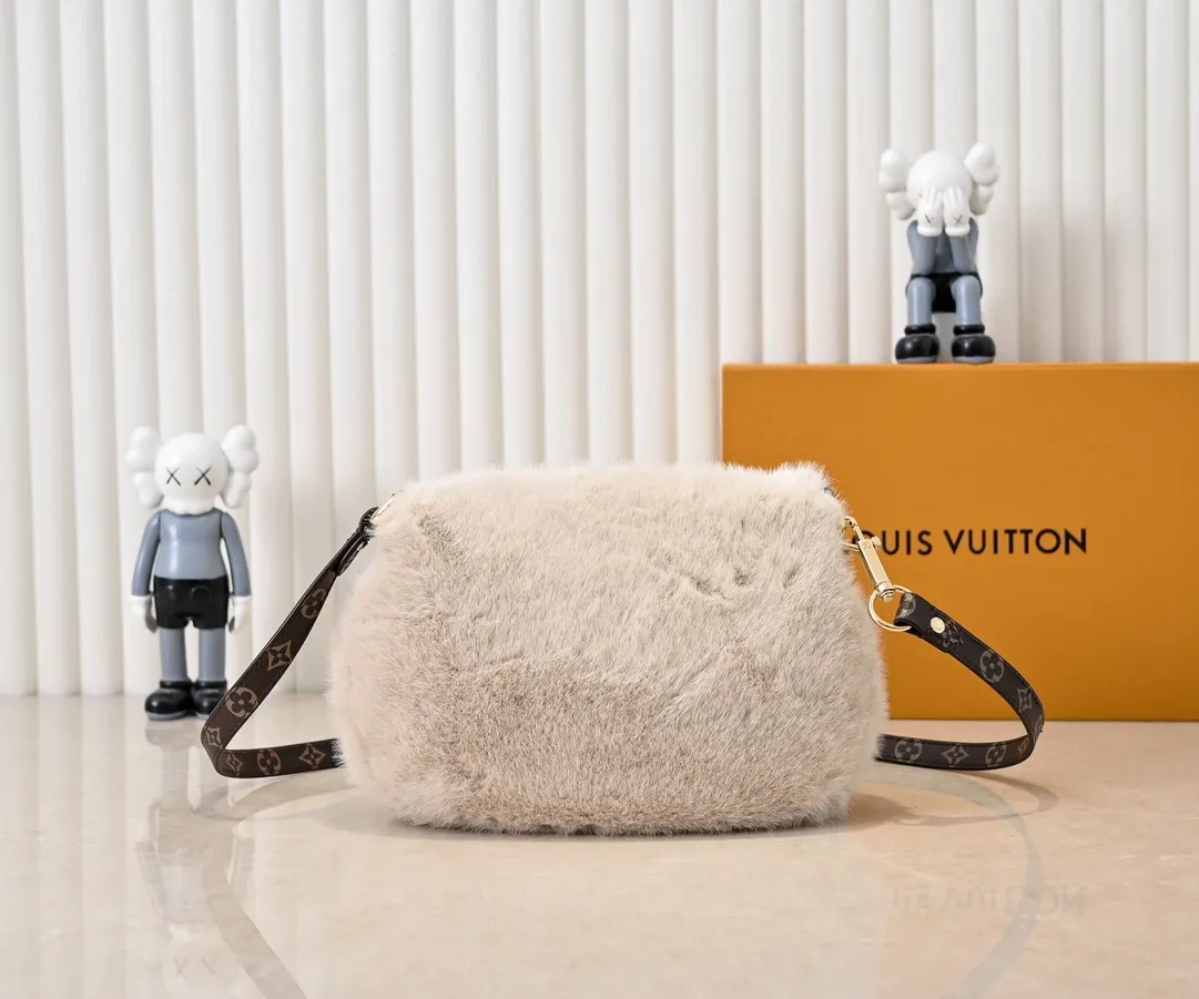 💰320💰Upgraded from the original M12097 M12192 M46829 This Sunset handbag is made of soft shearling and expresses the theme of the LV Ski Cozygram series with its unique design. Yingze metal hardware and Monogram details anchor the classic style, instantly upgrading your winter look. The ample structure makes it easy to store all your day and night needs, making it a perfect choice for leisure time after snow. Dimensions: 27.0 x 18.0 x 3.0 cm (length x height x width)