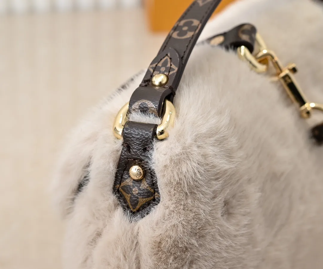 💰320💰Upgraded from the original M12097 M12192 M46829 This Sunset handbag is made of soft shearling and expresses the theme of the LV Ski Cozygram series with its unique design. Yingze metal hardware and Monogram details anchor the classic style, instantly upgrading your winter look. The ample structure makes it easy to store all your day and night needs, making it a perfect choice for leisure time after snow. Dimensions: 27.0 x 18.0 x 3.0 cm (length x height x width)