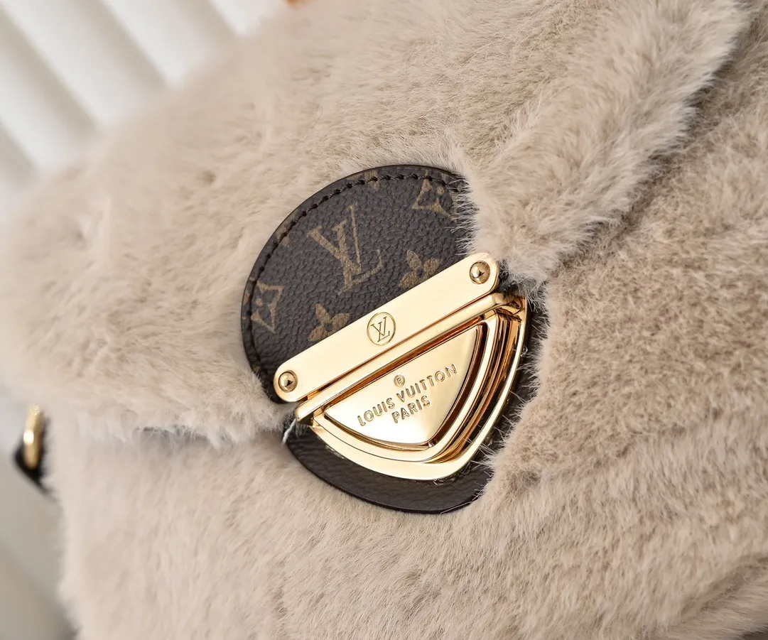 💰320💰Upgraded from the original M12097 M12192 M46829 This Sunset handbag is made of soft shearling and expresses the theme of the LV Ski Cozygram series with its unique design. Yingze metal hardware and Monogram details anchor the classic style, instantly upgrading your winter look. The ample structure makes it easy to store all your day and night needs, making it a perfect choice for leisure time after snow. Dimensions: 27.0 x 18.0 x 3.0 cm (length x height x width)