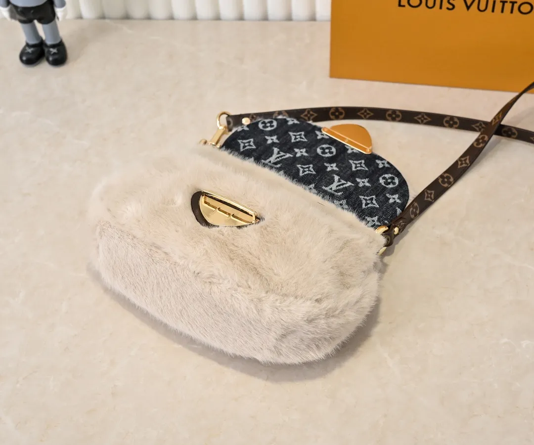 💰320💰Upgraded from the original M12097 M12192 M46829 This Sunset handbag is made of soft shearling and expresses the theme of the LV Ski Cozygram series with its unique design. Yingze metal hardware and Monogram details anchor the classic style, instantly upgrading your winter look. The ample structure makes it easy to store all your day and night needs, making it a perfect choice for leisure time after snow. Dimensions: 27.0 x 18.0 x 3.0 cm (length x height x width)