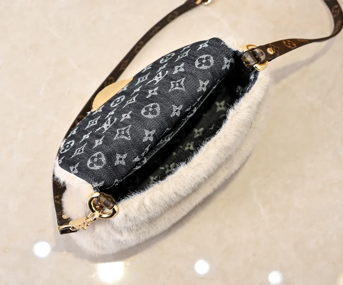 💰320💰Upgraded from the original M12097 M12192 M46829 This Sunset handbag is made of soft shearling and expresses the theme of the LV Ski Cozygram series with its unique design. Yingze metal hardware and Monogram details anchor the classic style, instantly upgrading your winter look. The ample structure makes it easy to store all your day and night needs, making it a perfect choice for leisure time after snow. Dimensions: 27.0 x 18.0 x 3.0 cm (length x height x width)