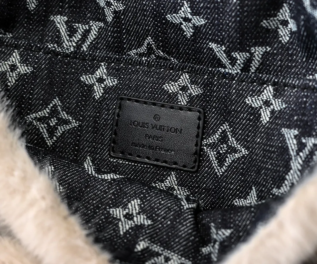 💰320💰Upgraded from the original M12097 M12192 M46829 This Sunset handbag is made of soft shearling and expresses the theme of the LV Ski Cozygram series with its unique design. Yingze metal hardware and Monogram details anchor the classic style, instantly upgrading your winter look. The ample structure makes it easy to store all your day and night needs, making it a perfect choice for leisure time after snow. Dimensions: 27.0 x 18.0 x 3.0 cm (length x height x width)
