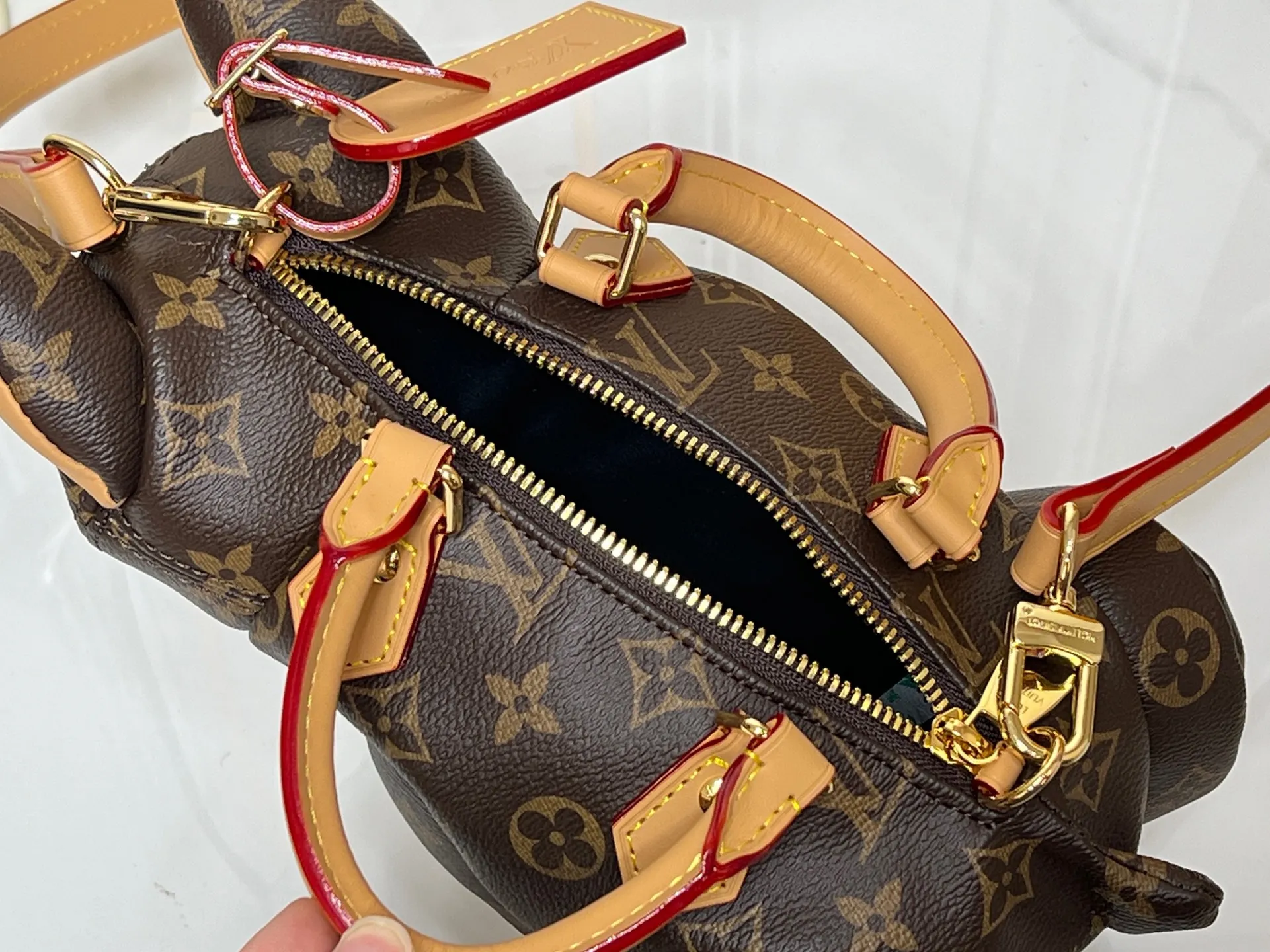Batch 560💰M12617 Semi-steel original single 163 dynamically changing code This Pooch Bag handbag condenses Louis Vuitton's classic design elements with an exquisite configuration. The Monogram canvas body has distressed trim, and the leather-cut top handle, handle fasteners and adjustable shoulder strap make it comfortable to carry or cross-body. The LV Lovers brand celebrates Pharrell Williams' creative ingenuity. 18.0 x 28.0 x 19.0 cm (Length x Height x Width) • Monogram coated canvas • Cow leather trim • Textile lining • Metal hardware • Zip closure • Main compartment • Removable name tag with LV Lovers paw print • Shoulder strap: removable, adjustable • Half-length strap: 39.5 cm • Half-length strap adjustable to: 65.0 cm