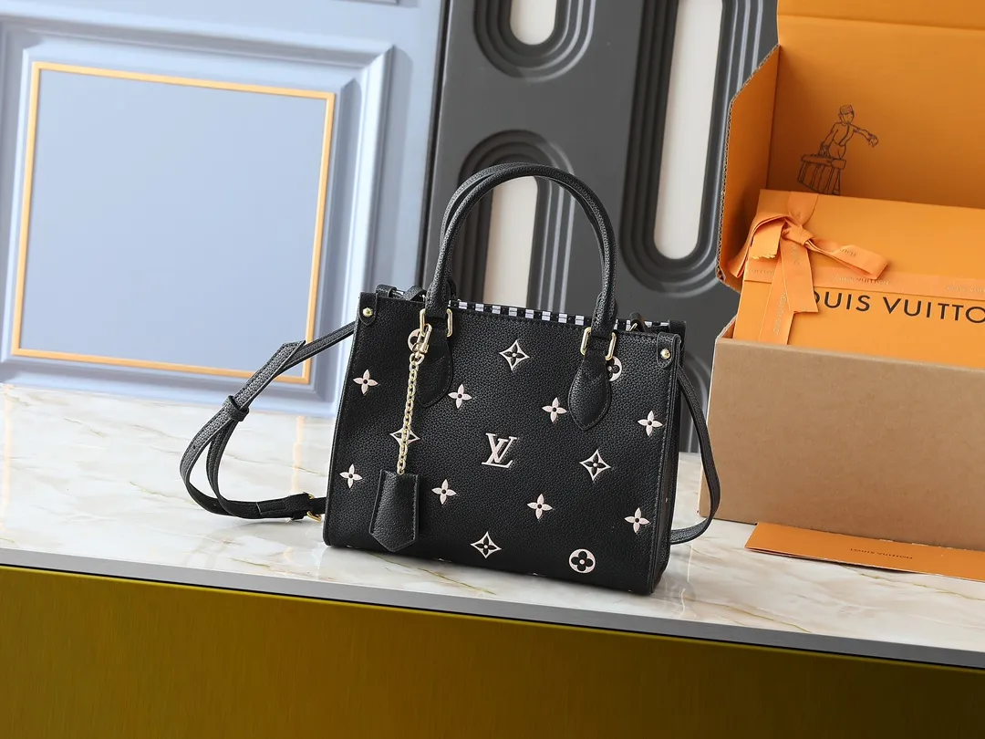 💰240💰Upgraded from the original M14403 M45659 [OnTheGo small handbag], the brand’s classic Monogram Empreinte leather is renewed, using the same tone to outline the pattern. The detachable metal chain decoration highlights the details, the striped fabric lining gives off an elegant atmosphere, and the detachable shoulder strap allows for shoulder or cross-body wear ~ size 25 x 19 x 11.5cm