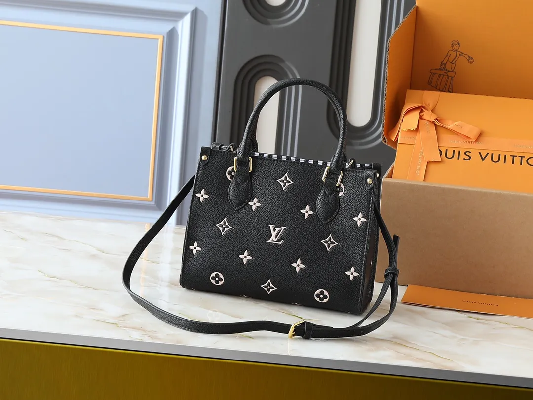 💰240💰Upgraded from the original M14403 M45659 [OnTheGo small handbag], the brand’s classic Monogram Empreinte leather is renewed, using the same tone to outline the pattern. The detachable metal chain decoration highlights the details, the striped fabric lining gives off an elegant atmosphere, and the detachable shoulder strap allows for shoulder or cross-body wear ~ size 25 x 19 x 11.5cm