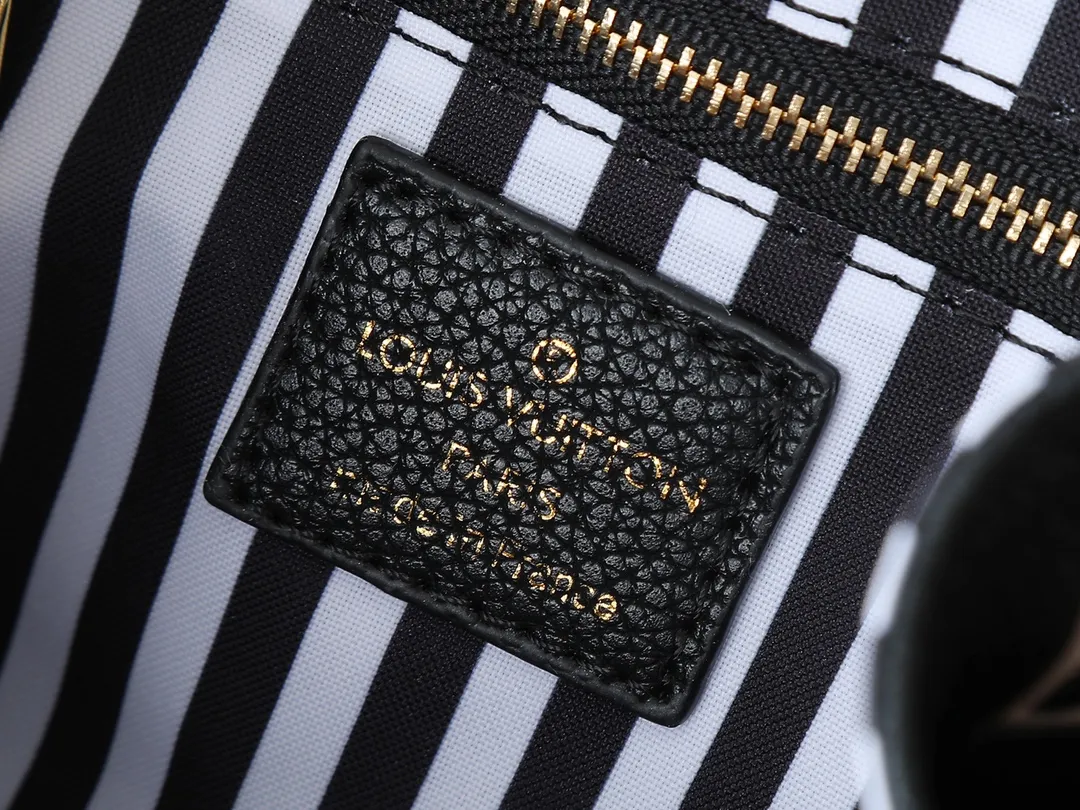 💰240💰Upgraded from the original M14403 M45659 [OnTheGo small handbag], the brand’s classic Monogram Empreinte leather is renewed, using the same tone to outline the pattern. The detachable metal chain decoration highlights the details, the striped fabric lining gives off an elegant atmosphere, and the detachable shoulder strap allows for shoulder or cross-body wear ~ size 25 x 19 x 11.5cm
