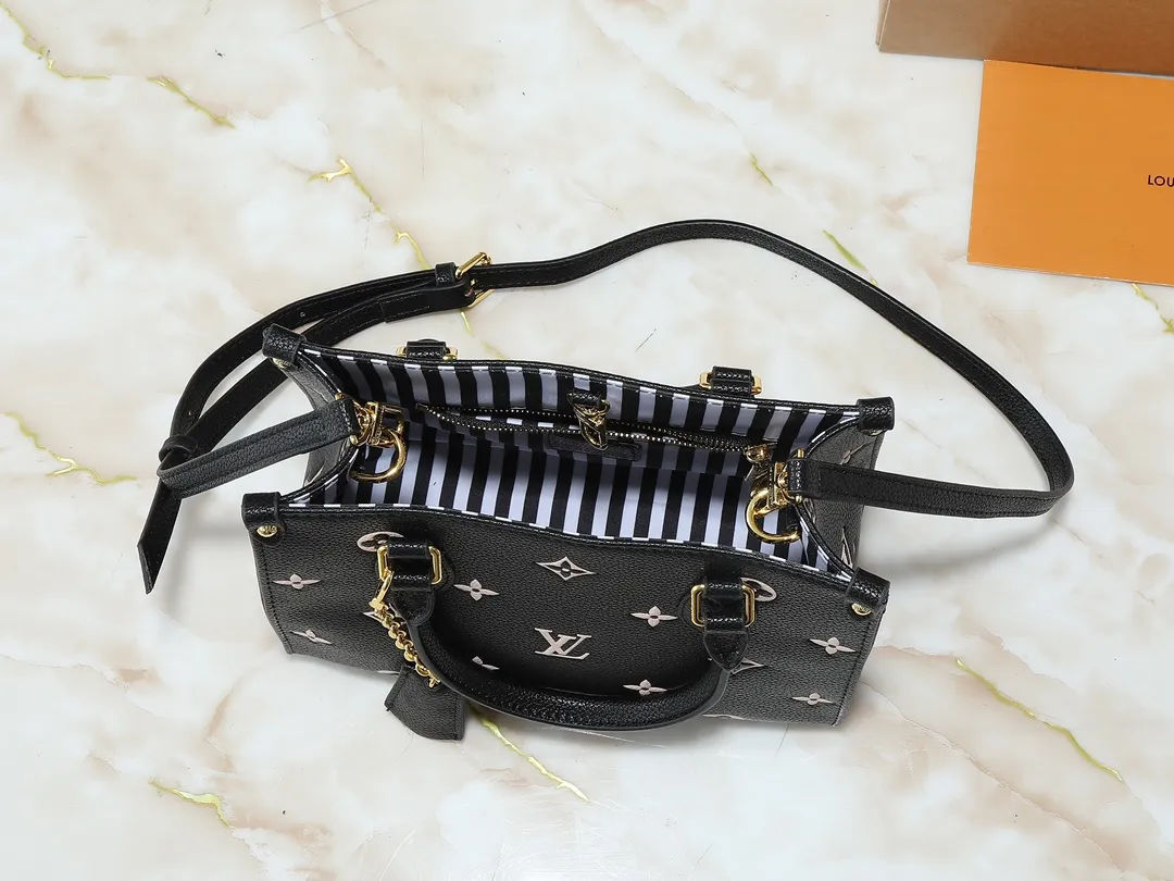 💰240💰Upgraded from the original M14403 M45659 [OnTheGo small handbag], the brand’s classic Monogram Empreinte leather is renewed, using the same tone to outline the pattern. The detachable metal chain decoration highlights the details, the striped fabric lining gives off an elegant atmosphere, and the detachable shoulder strap allows for shoulder or cross-body wear ~ size 25 x 19 x 11.5cm