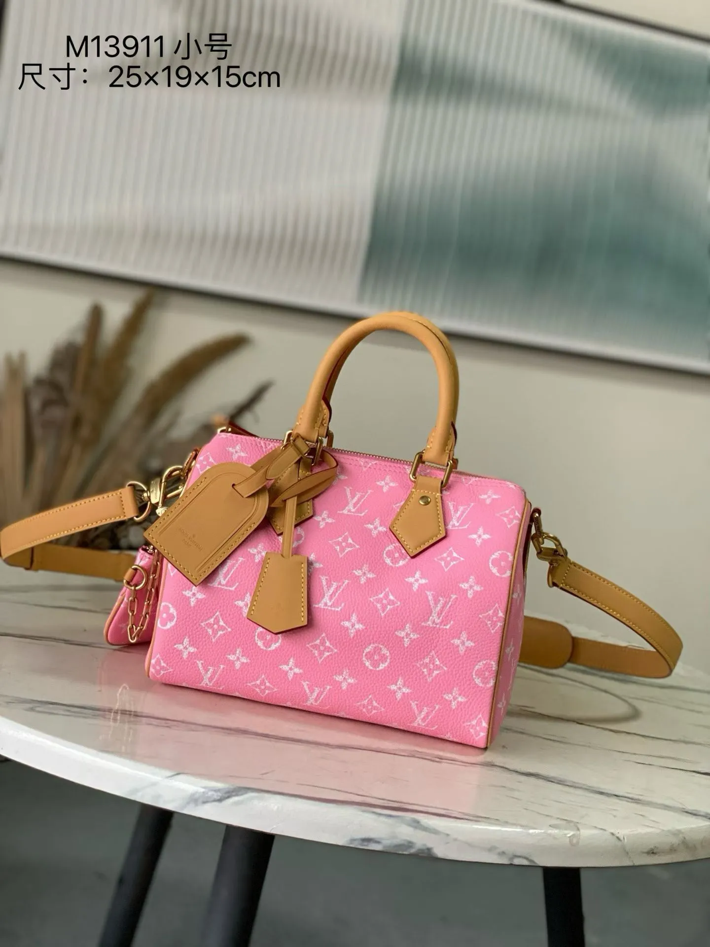 💰1540 Top Original Order M13911 Pink Small This Speedy P18 Bandouliere 25 handbag is made of soft cow leather with deep cow leather trim and a detachable and adjustable shoulder strap. Exquisite stitching, dyed edges and the iconic P18 nameplate create ingenious details. Dimensions: 25 × 19 × 15 cm