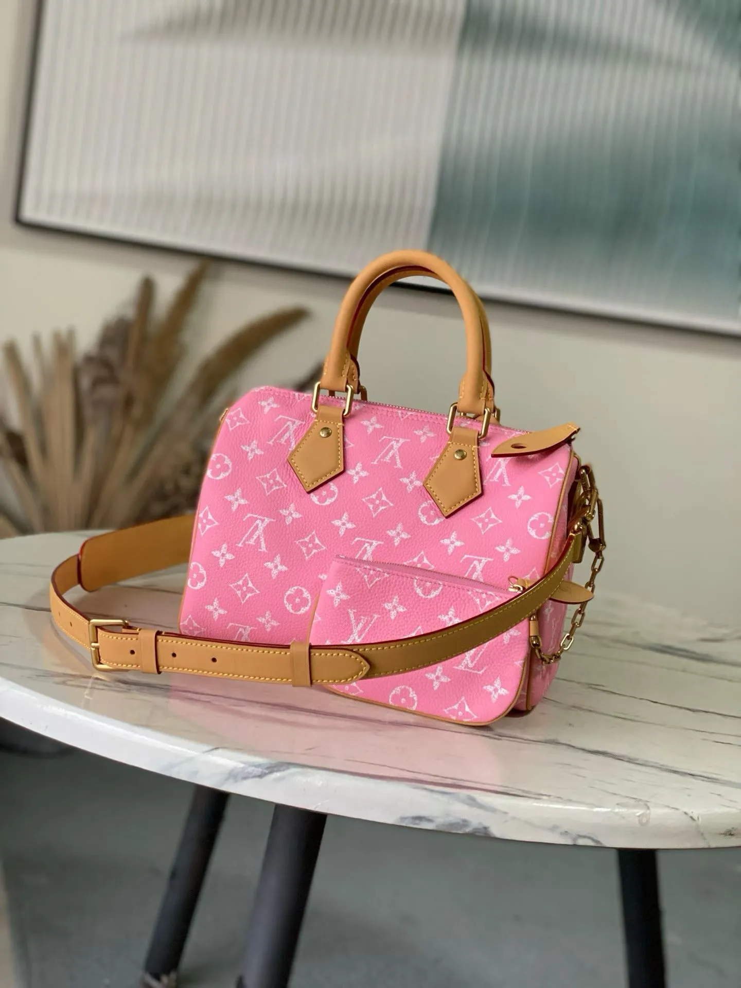 💰1540 Top Original Order M13911 Pink Small This Speedy P18 Bandouliere 25 handbag is made of soft cow leather with deep cow leather trim and a detachable and adjustable shoulder strap. Exquisite stitching, dyed edges and the iconic P18 nameplate create ingenious details. Dimensions: 25 × 19 × 15 cm