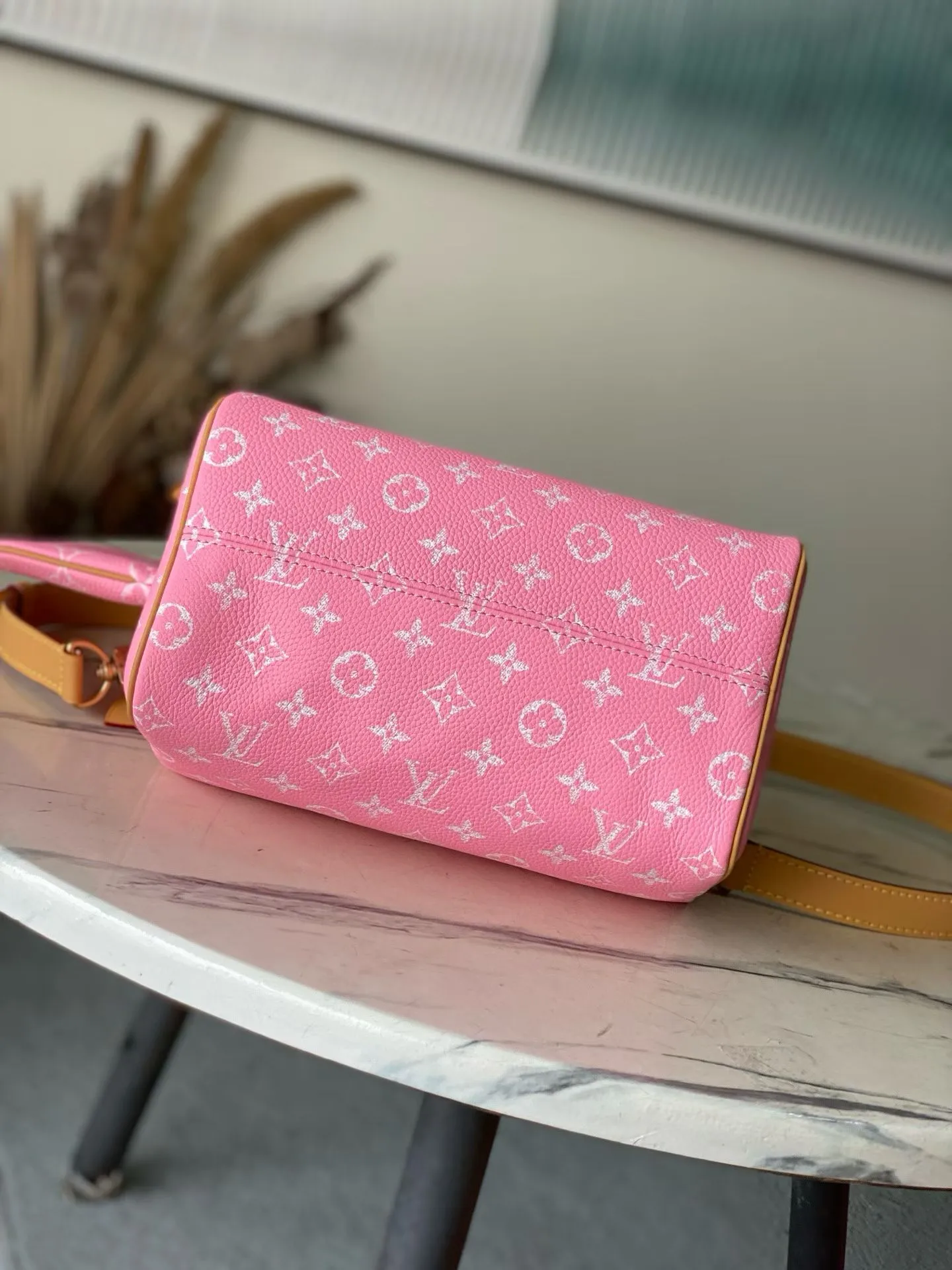 💰1540 Top Original Order M13911 Pink Small This Speedy P18 Bandouliere 25 handbag is made of soft cow leather with deep cow leather trim and a detachable and adjustable shoulder strap. Exquisite stitching, dyed edges and the iconic P18 nameplate create ingenious details. Dimensions: 25 × 19 × 15 cm