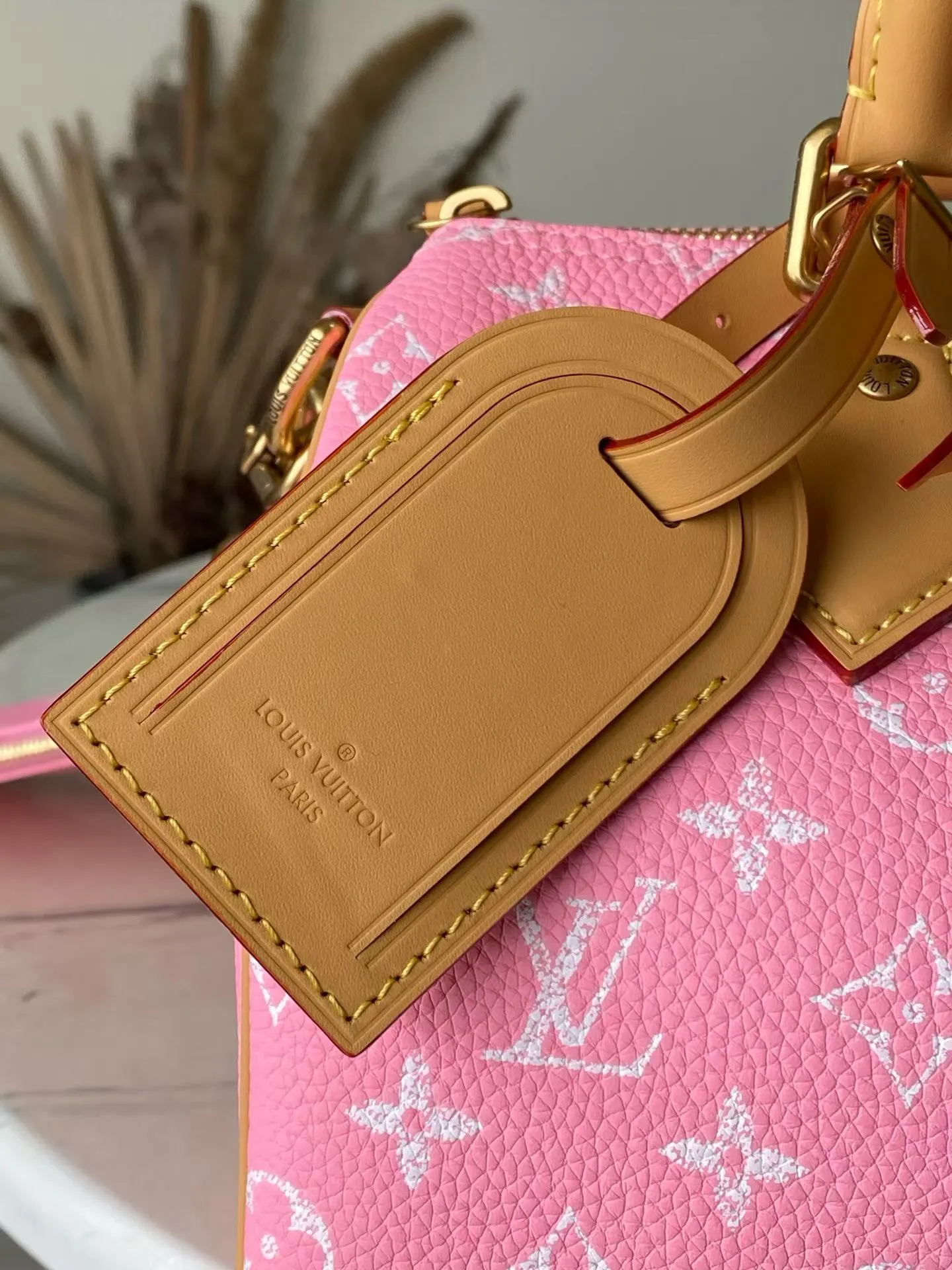 💰1540 Top Original Order M13911 Pink Small This Speedy P18 Bandouliere 25 handbag is made of soft cow leather with deep cow leather trim and a detachable and adjustable shoulder strap. Exquisite stitching, dyed edges and the iconic P18 nameplate create ingenious details. Dimensions: 25 × 19 × 15 cm