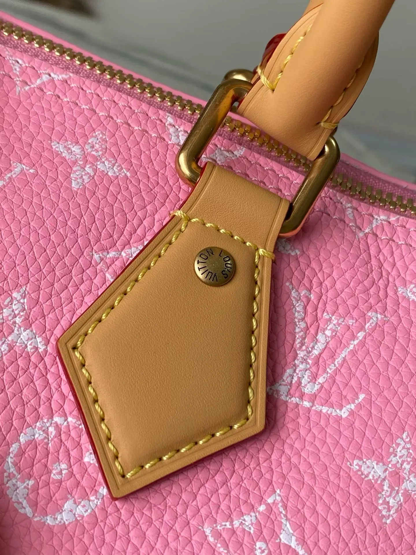 💰1540 Top Original Order M13911 Pink Small This Speedy P18 Bandouliere 25 handbag is made of soft cow leather with deep cow leather trim and a detachable and adjustable shoulder strap. Exquisite stitching, dyed edges and the iconic P18 nameplate create ingenious details. Dimensions: 25 × 19 × 15 cm