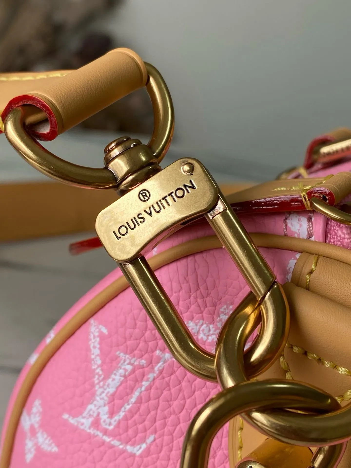 💰1540 Top Original Order M13911 Pink Small This Speedy P18 Bandouliere 25 handbag is made of soft cow leather with deep cow leather trim and a detachable and adjustable shoulder strap. Exquisite stitching, dyed edges and the iconic P18 nameplate create ingenious details. Dimensions: 25 × 19 × 15 cm