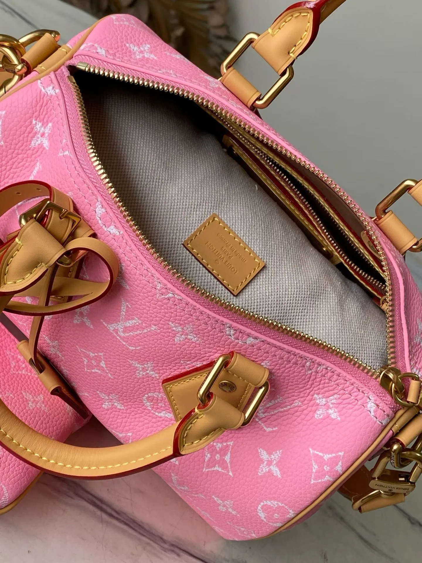 💰1540 Top Original Order M13911 Pink Small This Speedy P18 Bandouliere 25 handbag is made of soft cow leather with deep cow leather trim and a detachable and adjustable shoulder strap. Exquisite stitching, dyed edges and the iconic P18 nameplate create ingenious details. Dimensions: 25 × 19 × 15 cm
