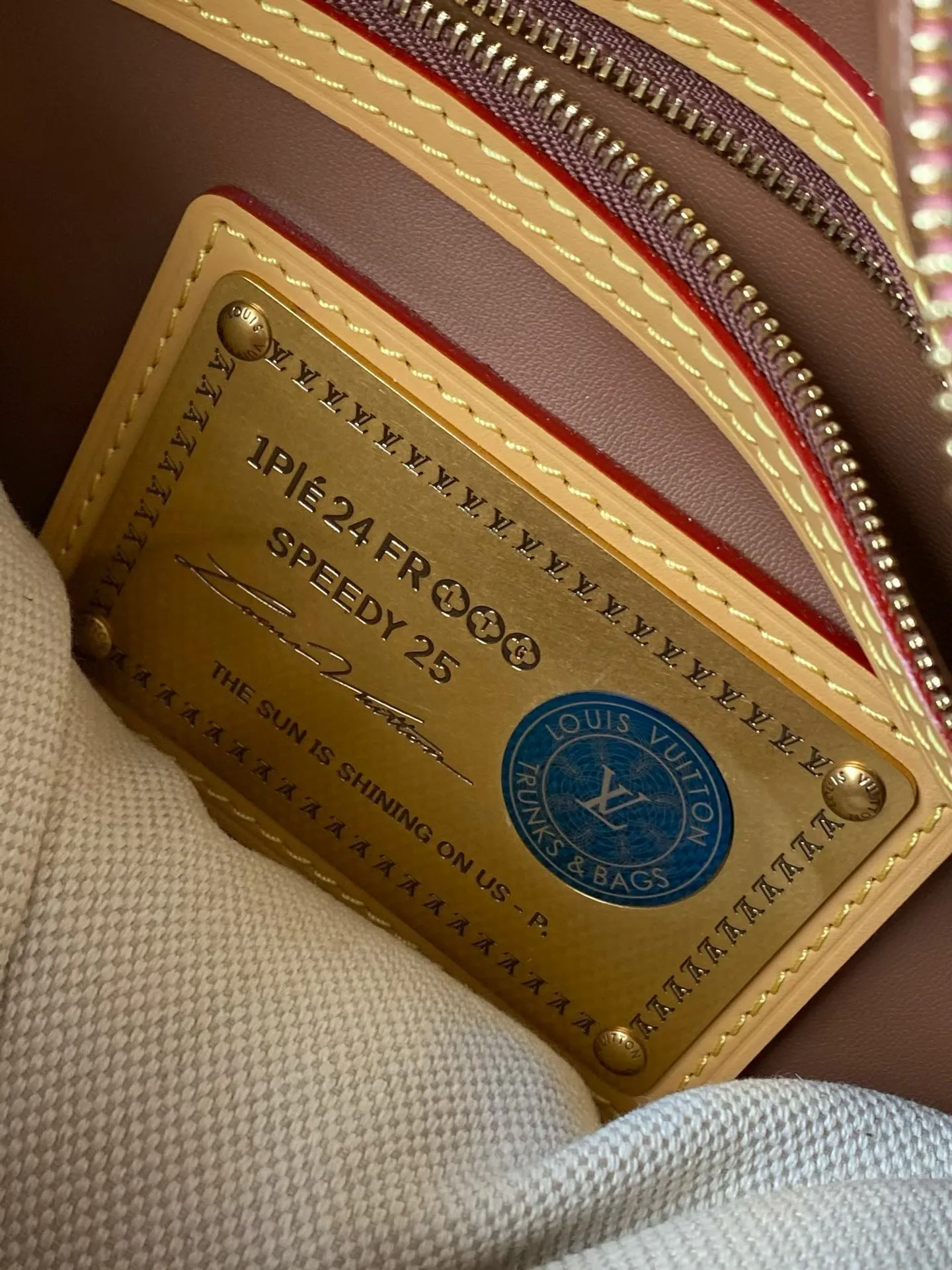💰1540 Top Original Order M13911 Pink Small This Speedy P18 Bandouliere 25 handbag is made of soft cow leather with deep cow leather trim and a detachable and adjustable shoulder strap. Exquisite stitching, dyed edges and the iconic P18 nameplate create ingenious details. Dimensions: 25 × 19 × 15 cm