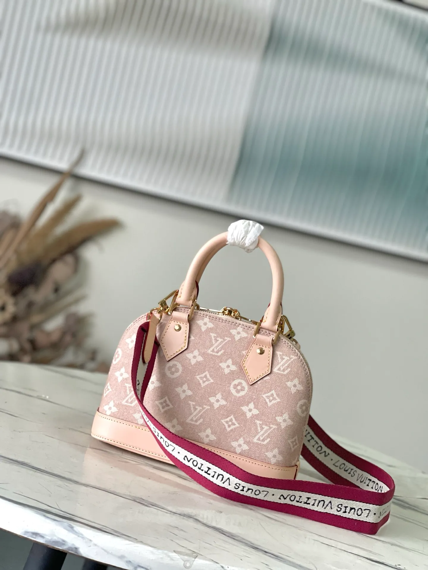 💰1180 Top Original Order M25728 This AlmaBB handbag comes from the Travels With Grace Coddington series launched by Louis Vuitton and Grace Coddington, focusing on the fun Meowgram pattern. The canvas bag is trimmed with cow leather, and the fabric shoulder strap displays the word "Louis Vuitton" in Coddington's handwriting. The exquisite padlocks and key cases once again prove the brand's exquisite craftsmanship. Dimensions: 23.5 × 17.5 × 11.5 cm