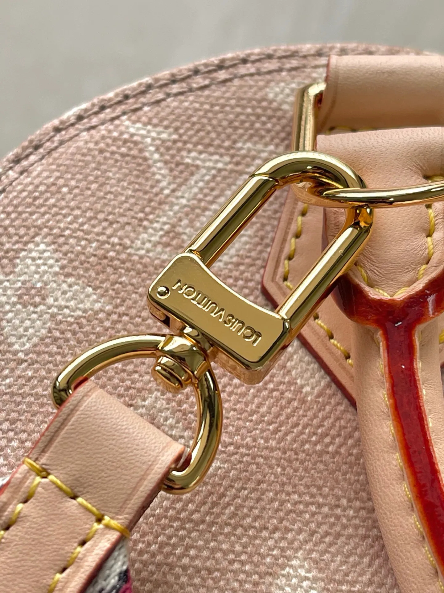 💰1180 Top Original Order M25728 This AlmaBB handbag comes from the Travels With Grace Coddington series launched by Louis Vuitton and Grace Coddington, focusing on the fun Meowgram pattern. The canvas bag is trimmed with cow leather, and the fabric shoulder strap displays the word "Louis Vuitton" in Coddington's handwriting. The exquisite padlocks and key cases once again prove the brand's exquisite craftsmanship. Dimensions: 23.5 × 17.5 × 11.5 cm