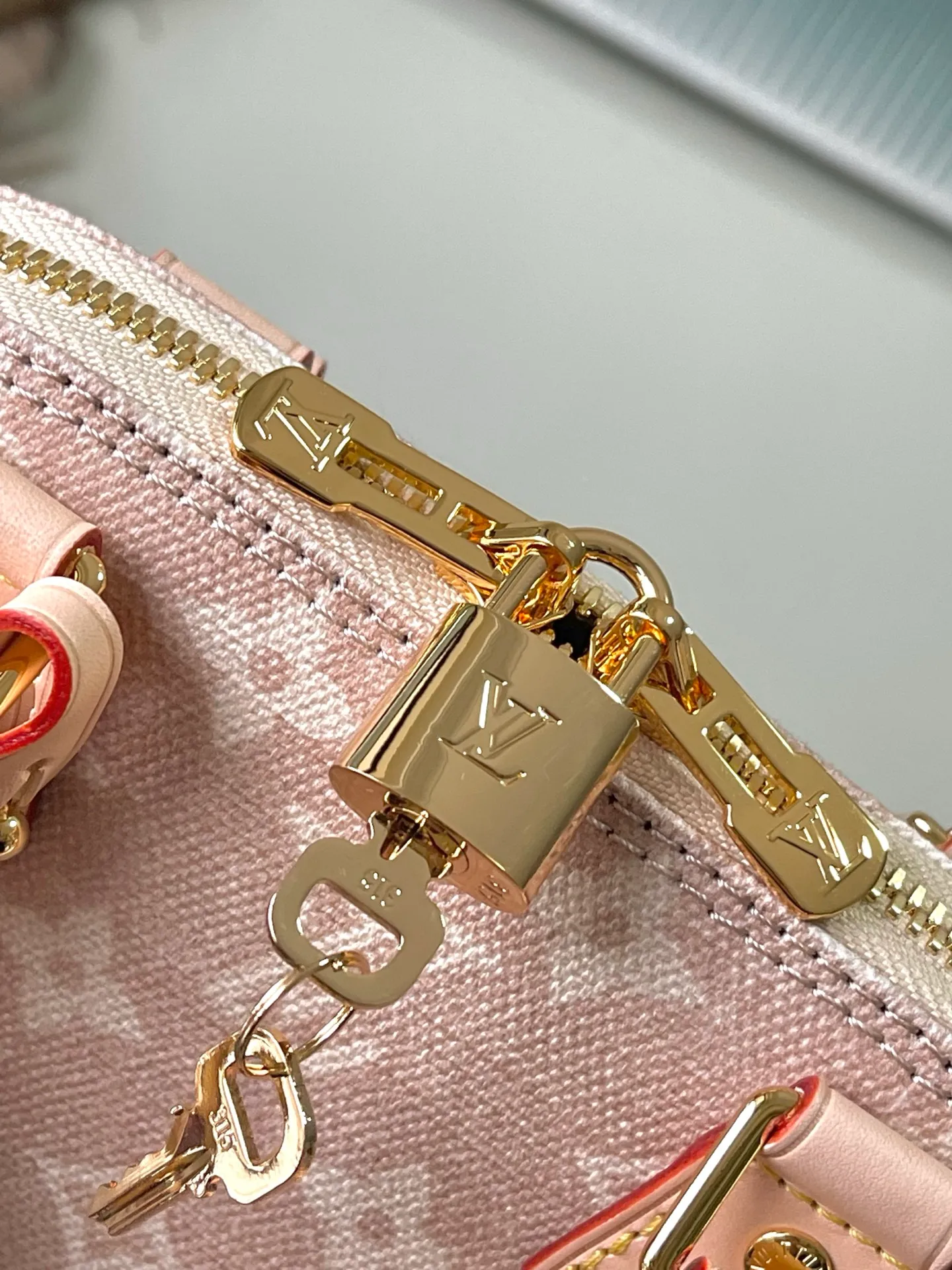 💰1180 Top Original Order M25728 This AlmaBB handbag comes from the Travels With Grace Coddington series launched by Louis Vuitton and Grace Coddington, focusing on the fun Meowgram pattern. The canvas bag is trimmed with cow leather, and the fabric shoulder strap displays the word "Louis Vuitton" in Coddington's handwriting. The exquisite padlocks and key cases once again prove the brand's exquisite craftsmanship. Dimensions: 23.5 × 17.5 × 11.5 cm