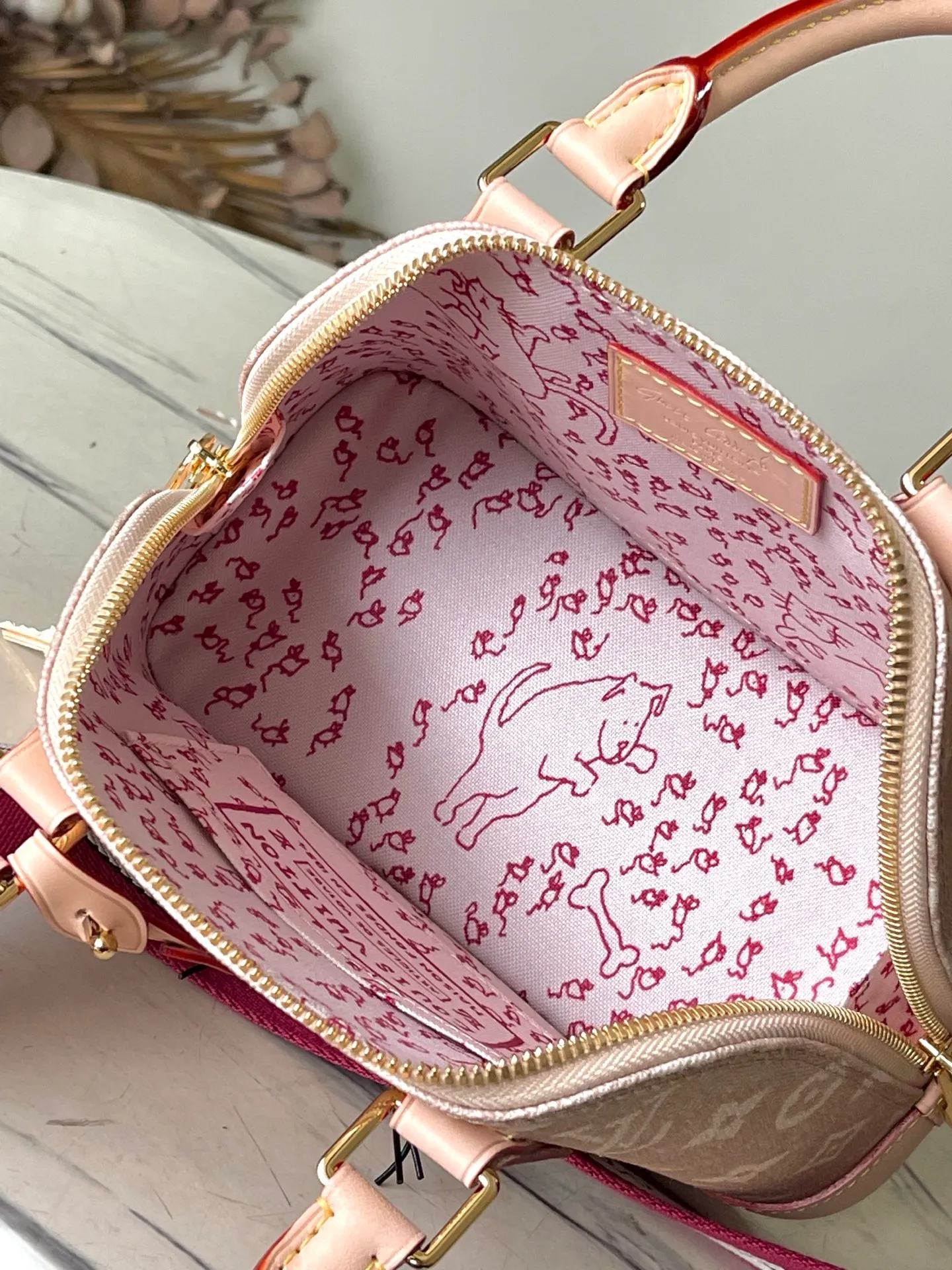 💰1180 Top Original Order M25728 This AlmaBB handbag comes from the Travels With Grace Coddington series launched by Louis Vuitton and Grace Coddington, focusing on the fun Meowgram pattern. The canvas bag is trimmed with cow leather, and the fabric shoulder strap displays the word "Louis Vuitton" in Coddington's handwriting. The exquisite padlocks and key cases once again prove the brand's exquisite craftsmanship. Dimensions: 23.5 × 17.5 × 11.5 cm