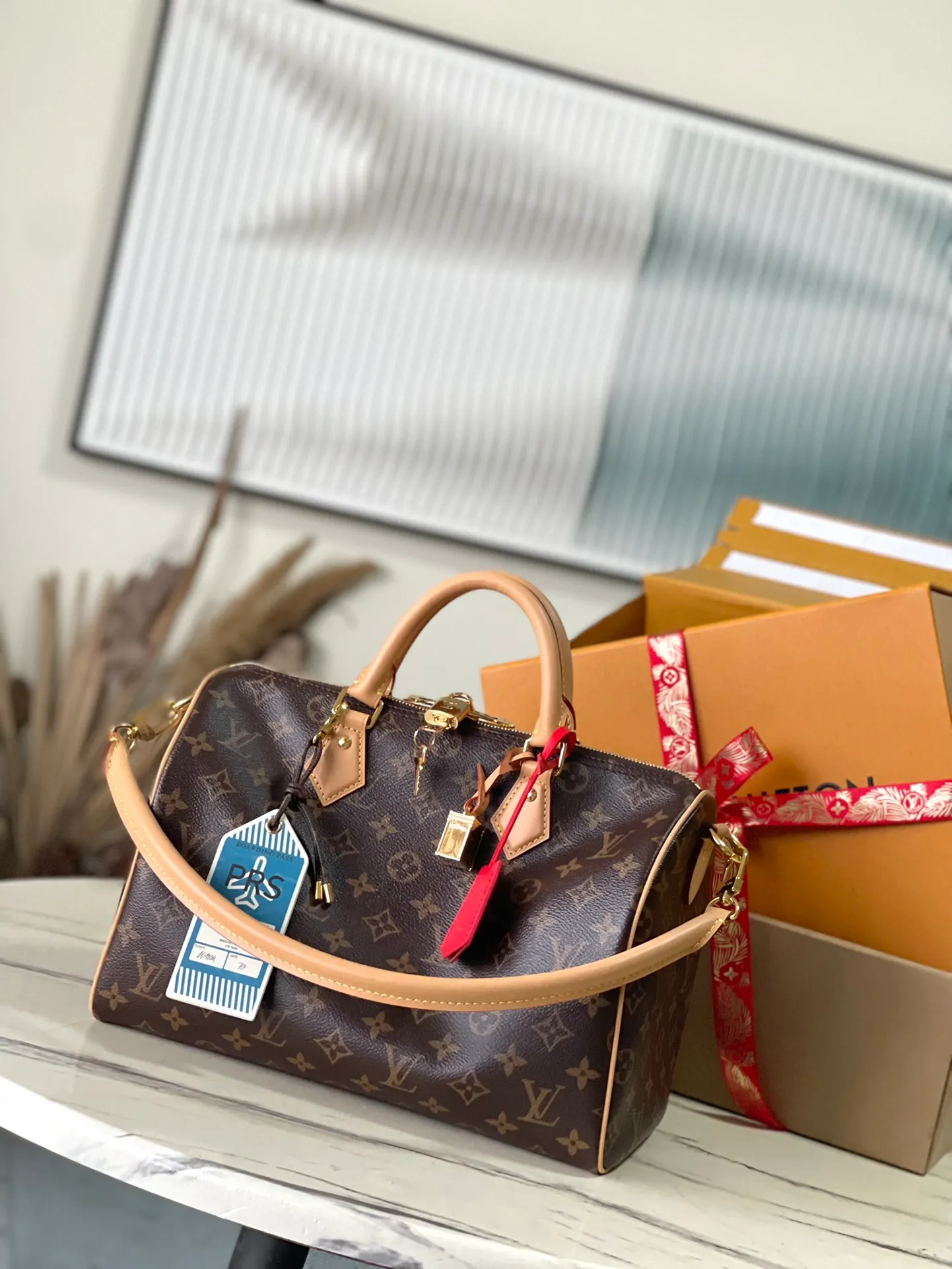💰1100 The top original M11945 Speedy Soft 30 Dark handbag makes a good travel companion with its elegant style. The Monogram coated canvas bag is integrated with leather trim and a gothic chain. The ample structure has a zippered pocket inside to keep your passport and other important items safe. The brand name and tassels tell the exquisite details, and the Toron handle adds a novel touch. Dimensions: 30 × 21 × 17 cm