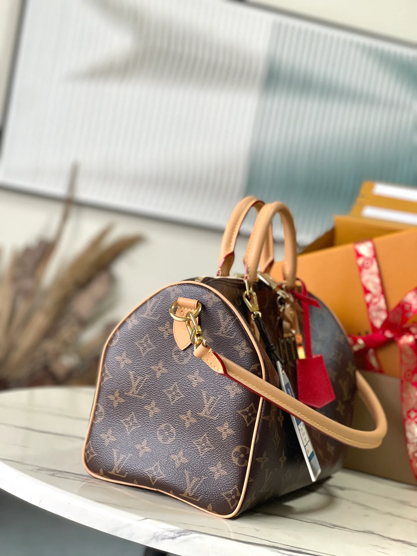 💰1100 The top original M11945 Speedy Soft 30 Dark handbag makes a good travel companion with its elegant style. The Monogram coated canvas bag is integrated with leather trim and a gothic chain. The ample structure has a zippered pocket inside to keep your passport and other important items safe. The brand name and tassels tell the exquisite details, and the Toron handle adds a novel touch. Dimensions: 30 × 21 × 17 cm