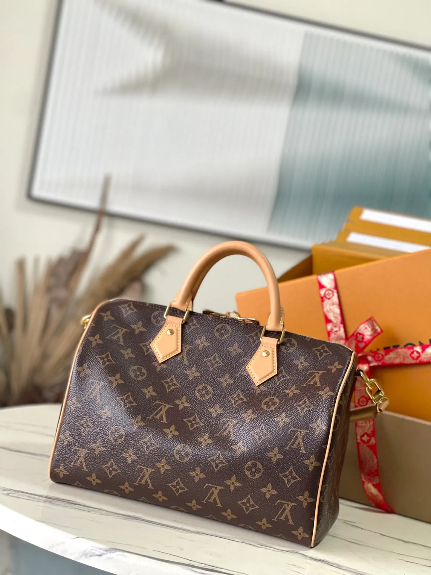 💰1100 The top original M11945 Speedy Soft 30 Dark handbag makes a good travel companion with its elegant style. The Monogram coated canvas bag is integrated with leather trim and a gothic chain. The ample structure has a zippered pocket inside to keep your passport and other important items safe. The brand name and tassels tell the exquisite details, and the Toron handle adds a novel touch. Dimensions: 30 × 21 × 17 cm