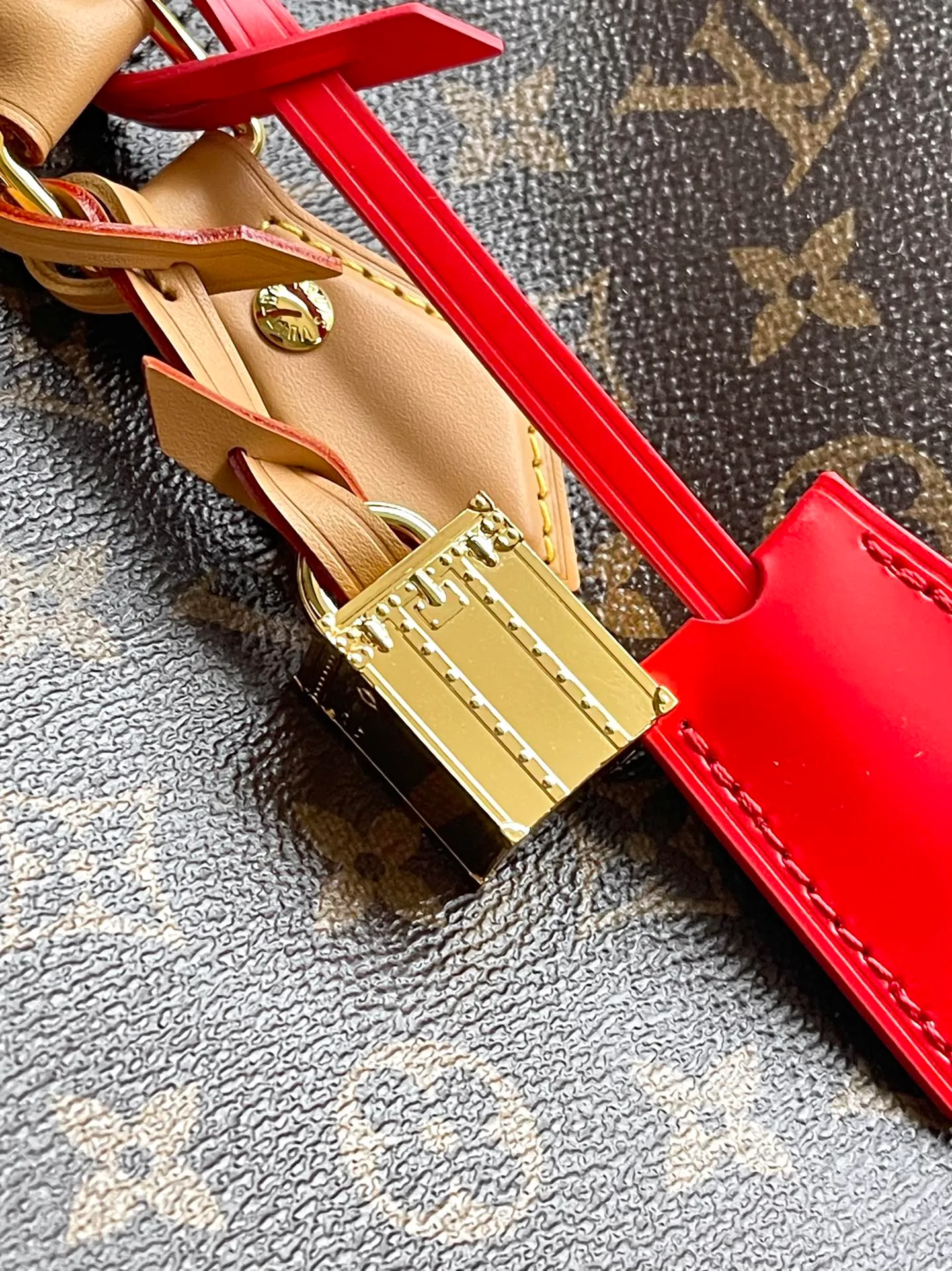 💰1100 The top original M11945 Speedy Soft 30 Dark handbag makes a good travel companion with its elegant style. The Monogram coated canvas bag is integrated with leather trim and a gothic chain. The ample structure has a zippered pocket inside to keep your passport and other important items safe. The brand name and tassels tell the exquisite details, and the Toron handle adds a novel touch. Dimensions: 30 × 21 × 17 cm