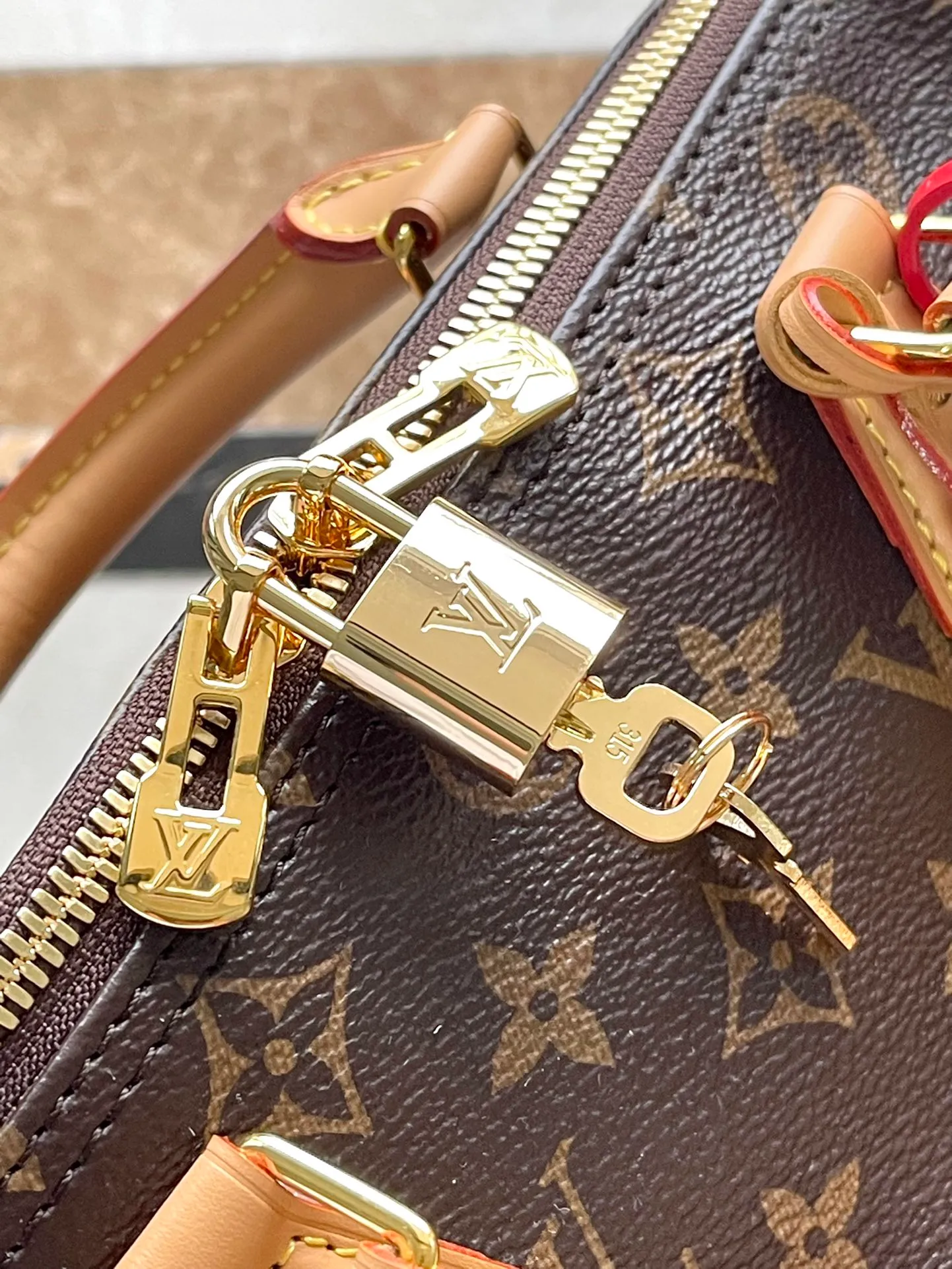 💰1100 The top original M11945 Speedy Soft 30 Dark handbag makes a good travel companion with its elegant style. The Monogram coated canvas bag is integrated with leather trim and a gothic chain. The ample structure has a zippered pocket inside to keep your passport and other important items safe. The brand name and tassels tell the exquisite details, and the Toron handle adds a novel touch. Dimensions: 30 × 21 × 17 cm