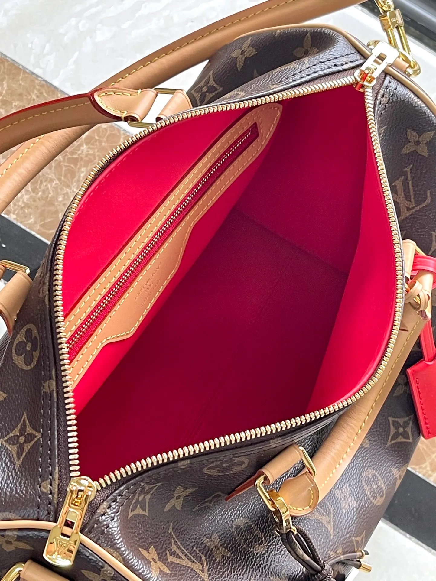 💰1100 The top original M11945 Speedy Soft 30 Dark handbag makes a good travel companion with its elegant style. The Monogram coated canvas bag is integrated with leather trim and a gothic chain. The ample structure has a zippered pocket inside to keep your passport and other important items safe. The brand name and tassels tell the exquisite details, and the Toron handle adds a novel touch. Dimensions: 30 × 21 × 17 cm