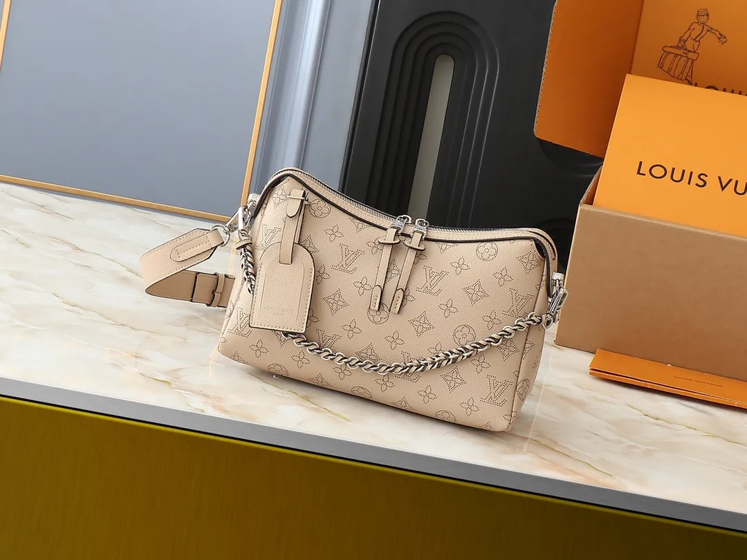 💰240💰Upgraded from the original M13157 M24255 M24114. This Hand It All small handbag uses cow leather to interpret the brand's Bloom elements, incorporates floral imagery into the perforated Monogram pattern, and upgrades the classic style with contrasting brand names. The inner patch pocket is convenient for storing mobile phones, and the woven chain allows for flexible switching between cross-body or shoulder wear. Dimensions: 29.0 x 18.0 x 13.0 cm (length x height x width)
