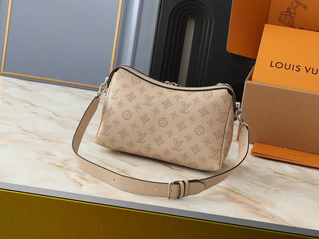 💰240💰Upgraded from the original M13157 M24255 M24114. This Hand It All small handbag uses cow leather to interpret the brand's Bloom elements, incorporates floral imagery into the perforated Monogram pattern, and upgrades the classic style with contrasting brand names. The inner patch pocket is convenient for storing mobile phones, and the woven chain allows for flexible switching between cross-body or shoulder wear. Dimensions: 29.0 x 18.0 x 13.0 cm (length x height x width)