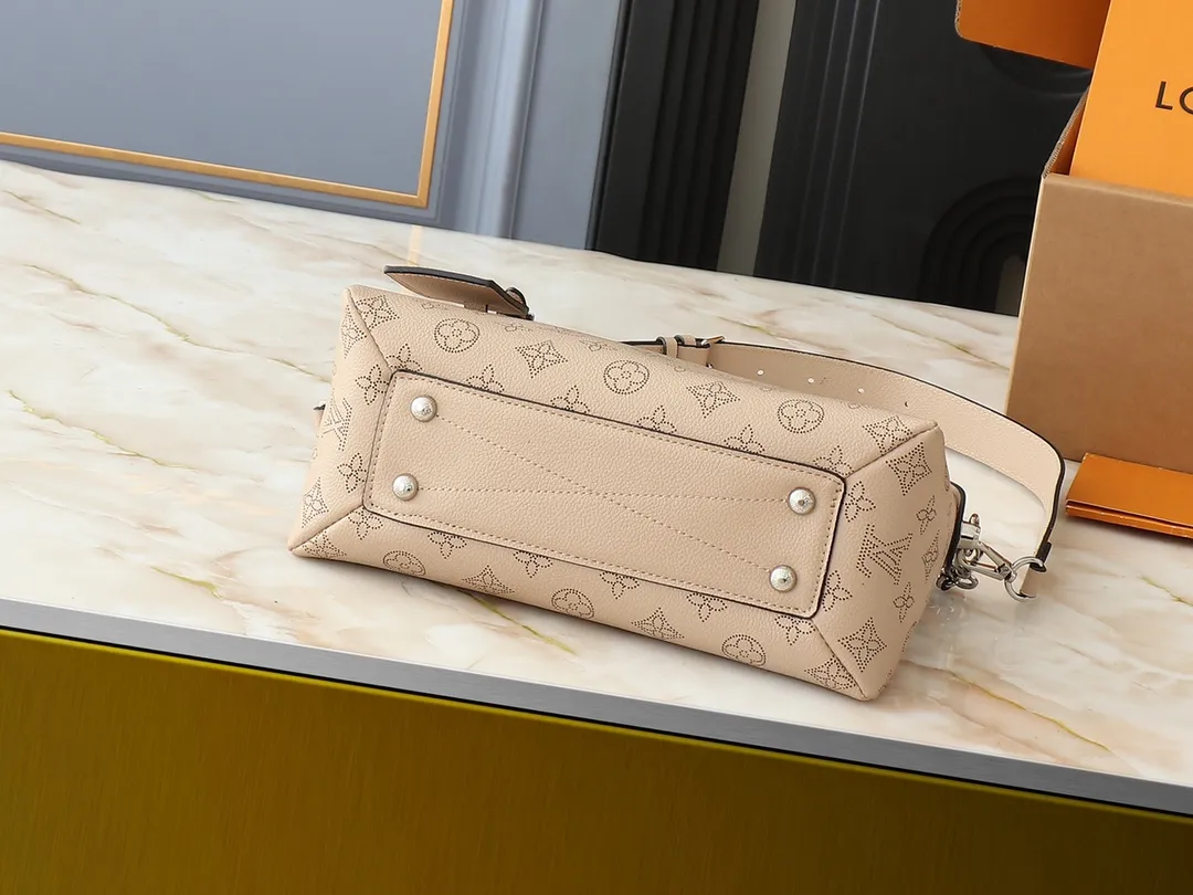 💰240💰Upgraded from the original M13157 M24255 M24114. This Hand It All small handbag uses cow leather to interpret the brand's Bloom elements, incorporates floral imagery into the perforated Monogram pattern, and upgrades the classic style with contrasting brand names. The inner patch pocket is convenient for storing mobile phones, and the woven chain allows for flexible switching between cross-body or shoulder wear. Dimensions: 29.0 x 18.0 x 13.0 cm (length x height x width)
