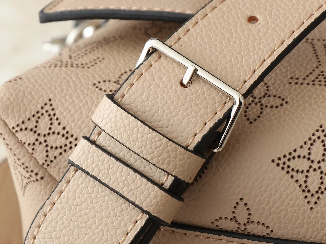 💰240💰Upgraded from the original M13157 M24255 M24114. This Hand It All small handbag uses cow leather to interpret the brand's Bloom elements, incorporates floral imagery into the perforated Monogram pattern, and upgrades the classic style with contrasting brand names. The inner patch pocket is convenient for storing mobile phones, and the woven chain allows for flexible switching between cross-body or shoulder wear. Dimensions: 29.0 x 18.0 x 13.0 cm (length x height x width)