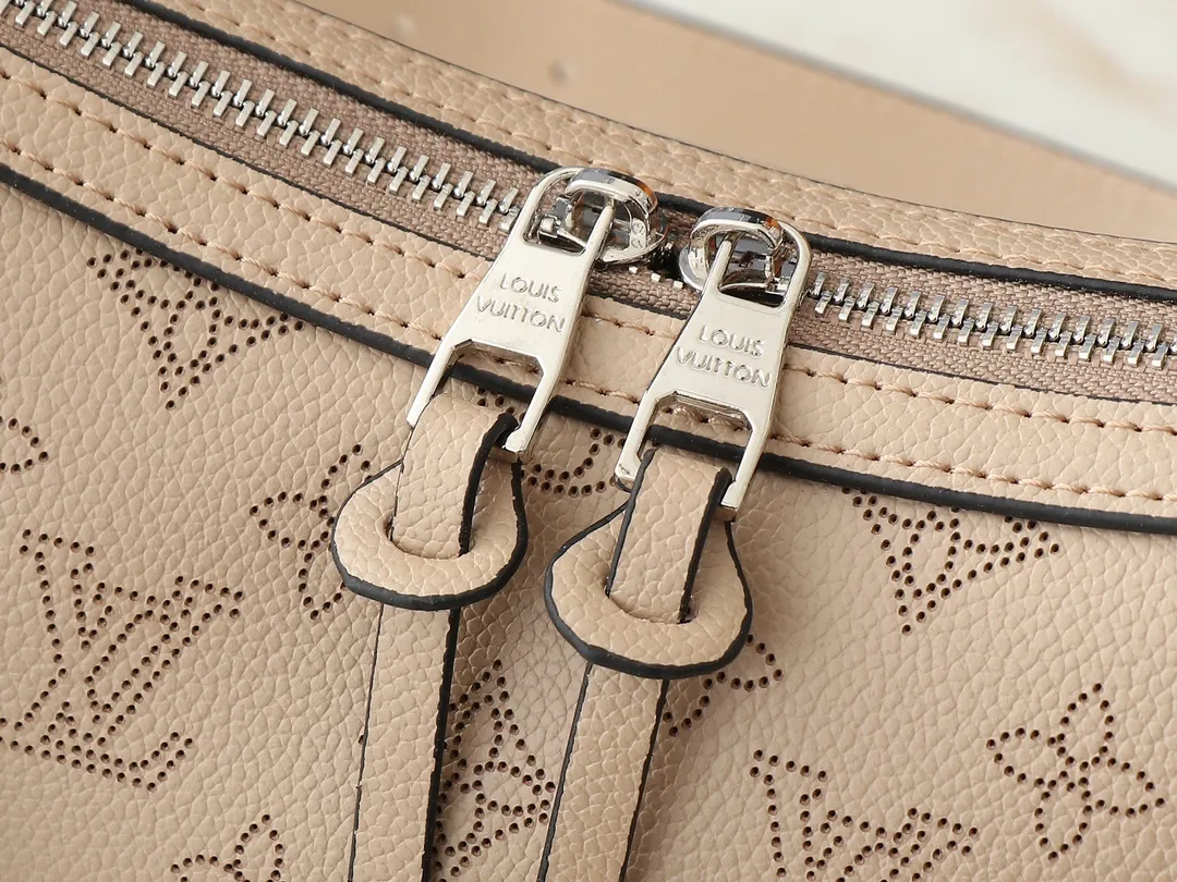 💰240💰Upgraded from the original M13157 M24255 M24114. This Hand It All small handbag uses cow leather to interpret the brand's Bloom elements, incorporates floral imagery into the perforated Monogram pattern, and upgrades the classic style with contrasting brand names. The inner patch pocket is convenient for storing mobile phones, and the woven chain allows for flexible switching between cross-body or shoulder wear. Dimensions: 29.0 x 18.0 x 13.0 cm (length x height x width)