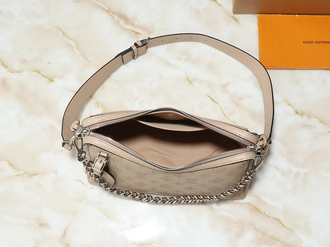 💰240💰Upgraded from the original M13157 M24255 M24114. This Hand It All small handbag uses cow leather to interpret the brand's Bloom elements, incorporates floral imagery into the perforated Monogram pattern, and upgrades the classic style with contrasting brand names. The inner patch pocket is convenient for storing mobile phones, and the woven chain allows for flexible switching between cross-body or shoulder wear. Dimensions: 29.0 x 18.0 x 13.0 cm (length x height x width)