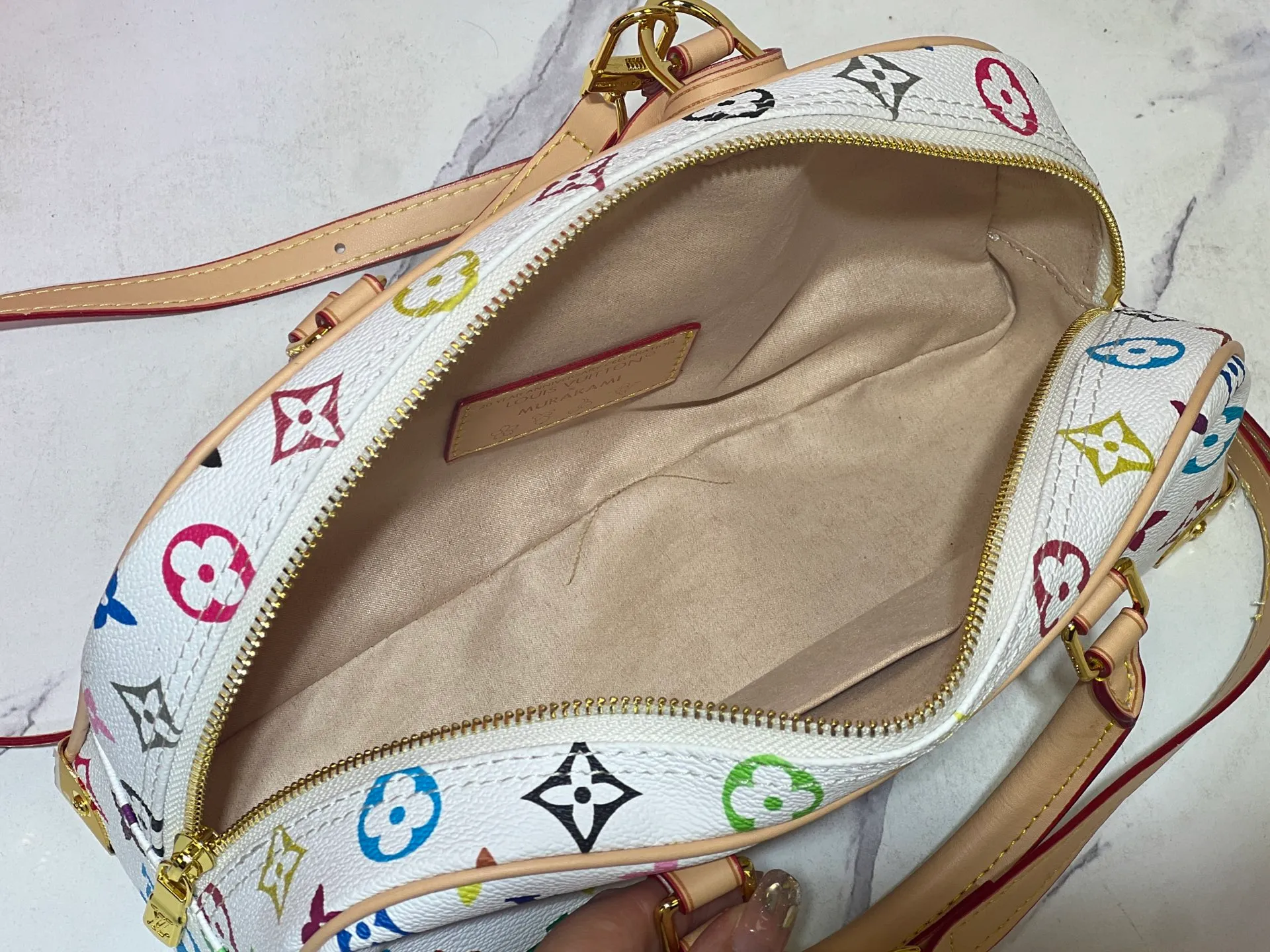 Batch 300💰Upgraded original M13084. This Handbag East West handbag is from the Louis Vuitton Sleek horizontal construction lines the top handle, studded side straps, detachable and adjustable shoulder strap and LV x TM key holder, with cowhide leather details and sophisticated corners that nod to the brand's traditional luggage. Dimensions: 27.0 x 14.0 x 10.0 cm (length x height x width)