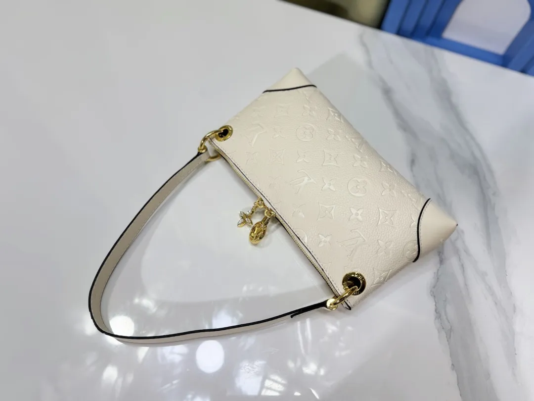 P200💰Upgraded from the original M12174, this Pochette Sèvres is part of the LV Ski Collection and is ready to shine in a “shiny” gun metal tone. It's crafted from signature Monogram Empreinte leather with pale gold hardware for an elegant contrast. The double zip closure features two pendants, one depicting an LV ring and the other displaying a crystal-embellished Monogram flower. Think of it as the perfect après-ski bag. Dimensions: 25 x 13 x 5 cm (length x height x width)